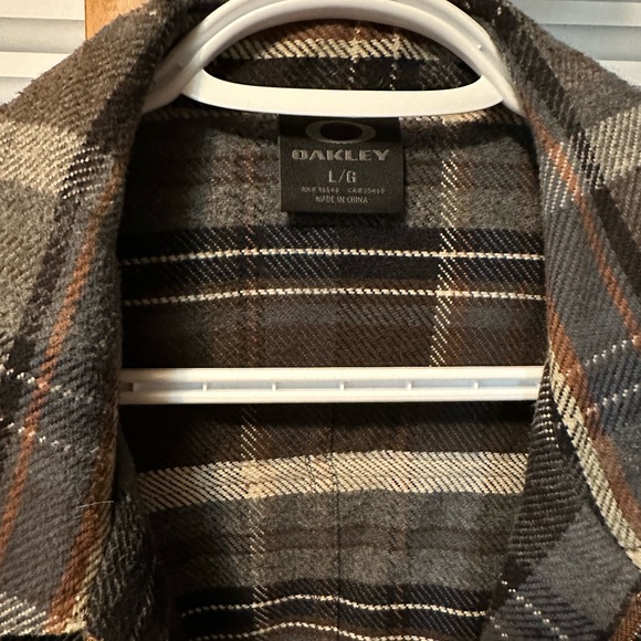 Oakley men’s large plaid zip up jacket. Excellent condition. - Picture 2 of 3